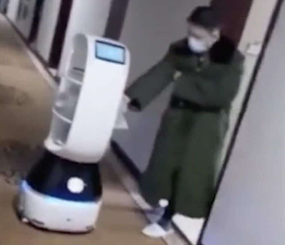 Robot giao đồ ăn được huy động tại vùng dịch virus corona - 1 Robot giao đồ ăn được huy động tại vùng dịch virus corona - 1