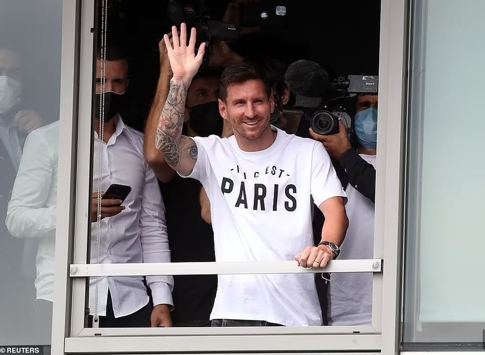Những khoảnh khắc ấn tượng khi Messi rời Barcelona gia nhập PSG - 8 Những khoảnh khắc ấn tượng khi Messi rời Barcelona gia nhập PSG - 8