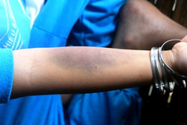 “Cô có đánh con không?”