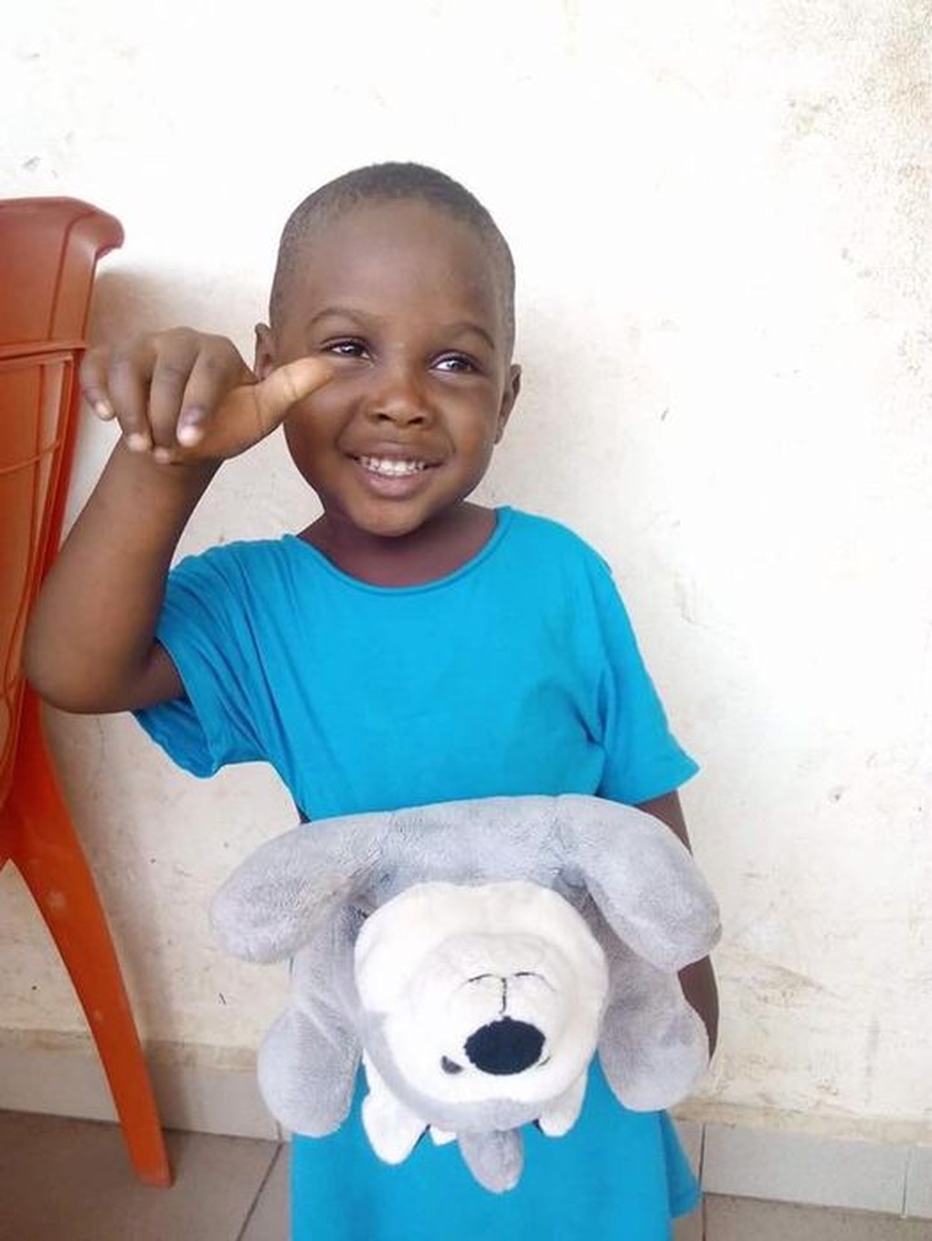 Cậu bé châu Phi trong bức ảnh chấn động thế giới 8 năm trước giờ ra sao? - 4