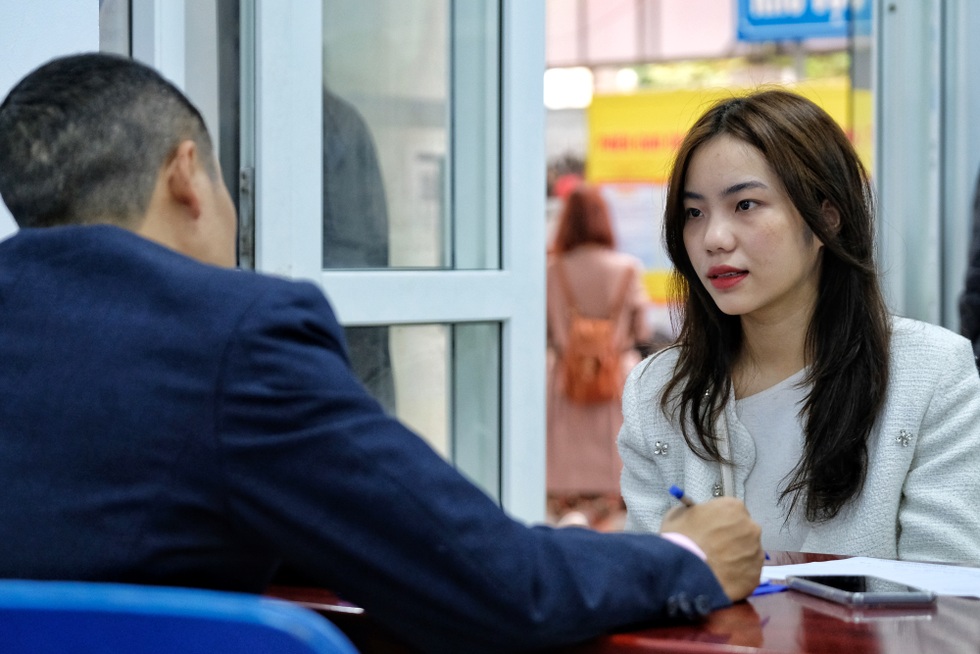 Một bộ phận 80 người bị sa thải, nữ nhân viên "chết lặng" trong phòng họp