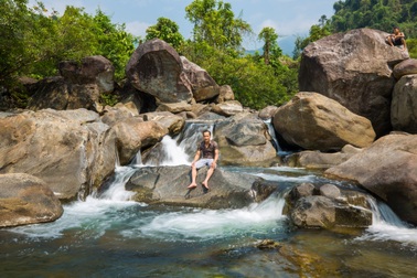 Quảng Nam: Khám phá suối “Lỡm ngỡm” thượng nguồn núi Chúa