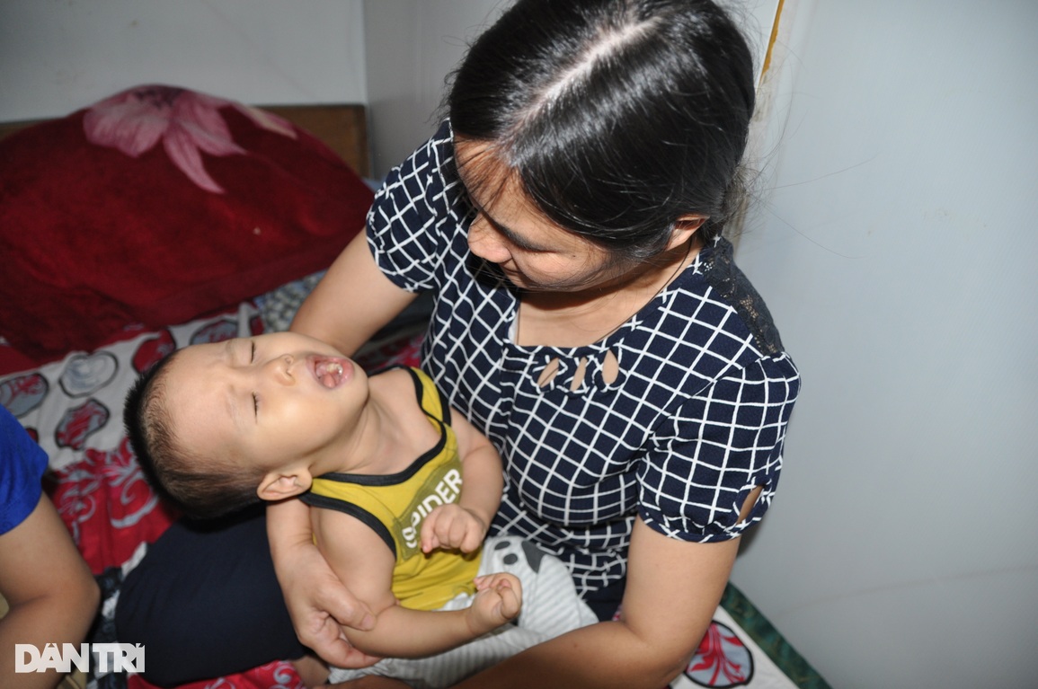 Mẹ nghèo khóc nghẹn ôm 2 con bại não trong đau đớn, tuyệt vọng - 1 Mẹ nghèo khóc nghẹn ôm 2 con bại não trong đau đớn, tuyệt vọng - 1