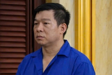 Người dí súng vào đầu giám đốc ngân hàng ở TPHCM được giảm 8 năm tù