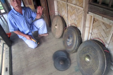 Nghệ nhân cồng chiêng bên dòng sông Lam