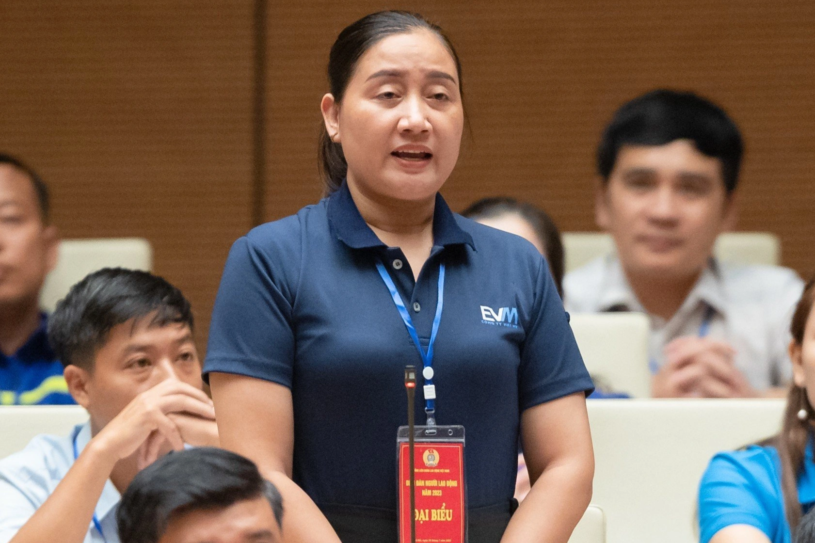 Nữ công nhân không nói lên lời khi đứng trên Hội trường Diên Hồng - 2 Nữ công nhân không nói lên lời khi đứng trên Hội trường Diên Hồng - 2