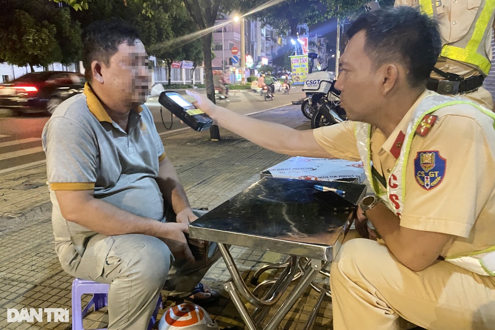 Tài xế có nồng độ cồn kịch khung ở TPHCM không ngờ CSGT vào tận hẻm chặn xe - 2 Tài xế có nồng độ cồn kịch khung ở TPHCM không ngờ CSGT vào tận hẻm chặn xe - 2