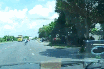 Thanh niên đầu trần phóng xe máy tốc độ cao, lao thẳng vào người sang đường