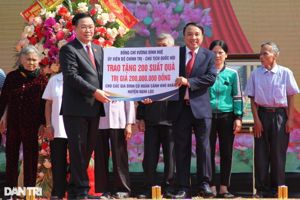 Chủ tịch Quốc hội trao 400 suất quà Tết tới người khó khăn - 3 Chủ tịch Quốc hội trao 400 suất quà Tết tới người khó khăn - 3