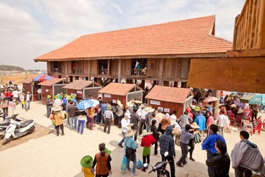 Đi Chùa đầu năm: Những điều trông thấy mà…rầu lòng