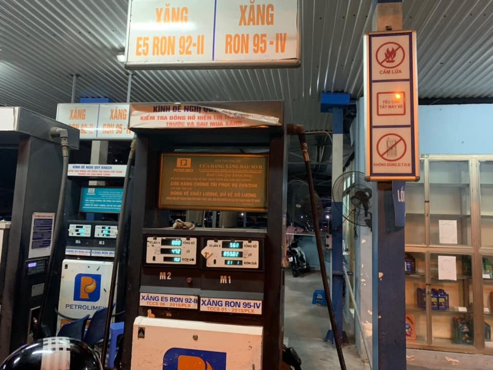 Hà Nội: Phát hiện cây xăng găm hàng, còn xăng nhưng không bán cho khách - 1 Hà Nội: Phát hiện cây xăng găm hàng, còn xăng nhưng không bán cho khách - 1