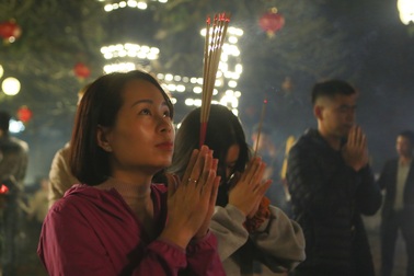 Hàng nghìn người đi “xin lộc” xuyên đêm ở đền thờ Thánh Gióng