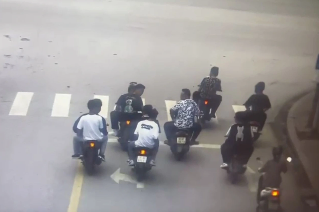 Xử phạt nhóm thiếu niên lạng lách xe máy náo loạn đường phố - 1