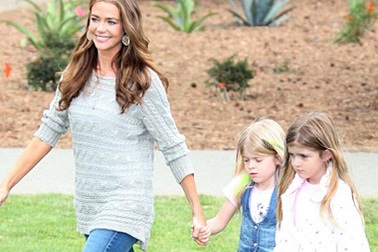 Cựu Bond Girl nhận con nuôi