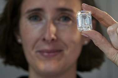 Sắp bán viên kim cương không màu "khủng" với giá 460 tỷ đồng