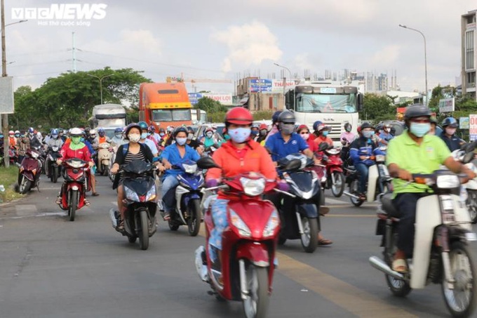 Người dân nườm nượp ra đường sau kỳ nghỉ lễ - Ảnh 14.