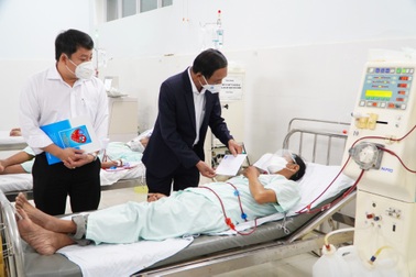 Tặng quà Tết, thẻ bảo hiểm y tế tới bệnh nhân có hoàn cảnh khó khăn