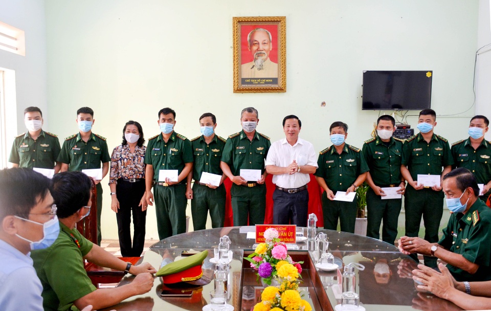 Kiểm soát chặt vùng biên, ngăn người xuất nhập cảnh trái phép - 1 Kiểm soát chặt vùng biên, ngăn người xuất nhập cảnh trái phép - 1