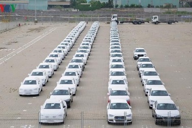 Hình ảnh xe nhập khẩu đỗ thành hàng dài ở cảng Hiệp Phước tại TP HCM