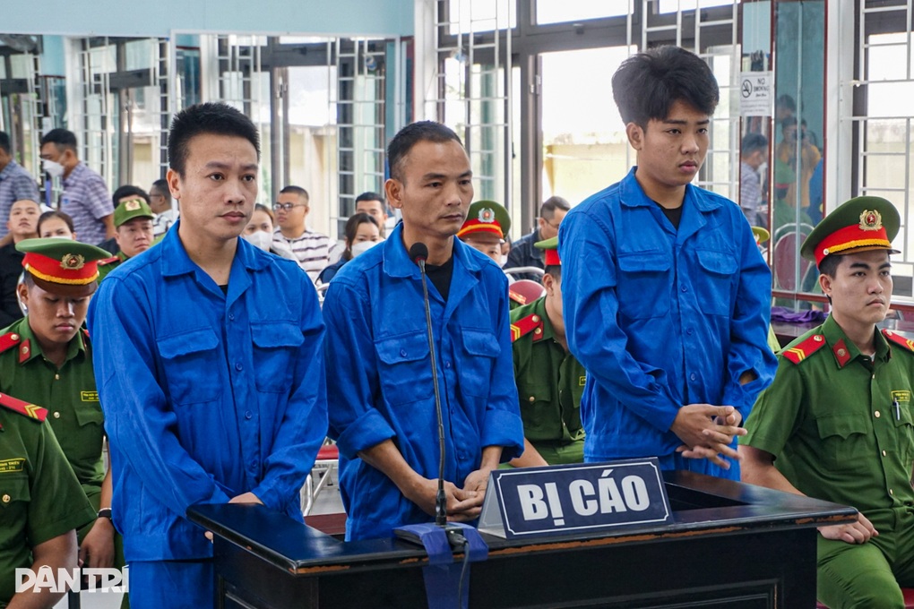 Đánh nữ gác chắn đường sắt vì bị nhắc nhở, 3 bị cáo lãnh án tù - 2 Đánh nữ gác chắn đường sắt vì bị nhắc nhở, 3 bị cáo lãnh án tù - 2