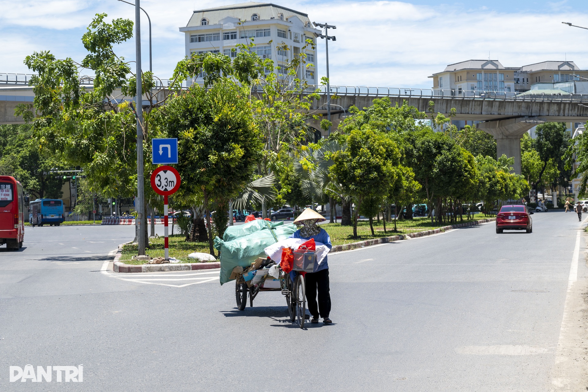 Người lao động vất vả mưu sinh dưới nắng nóng hơn 40 độ C ở Hà Nội - 2
