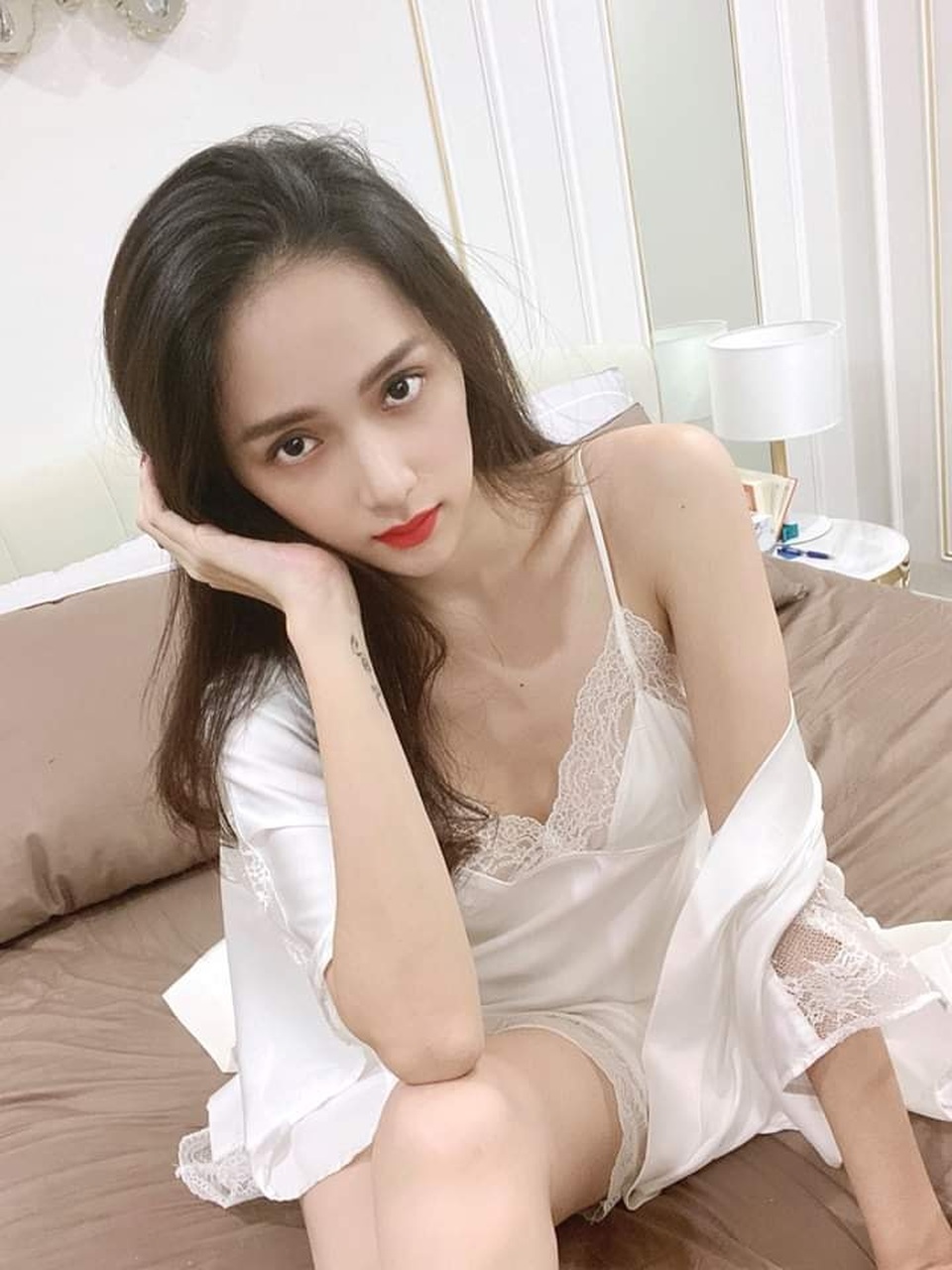 Jun Vũ tự tin khoe vẻ gợi cảm sau khi dao kéo - 2 Jun Vũ tự tin khoe vẻ gợi cảm sau khi dao kéo - 2