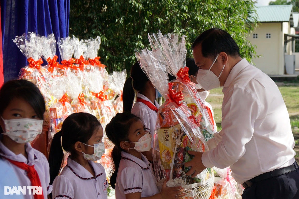 Tết sớm đến với học sinh đồng bào dân tộc thiểu số - 2 Tết sớm đến với học sinh đồng bào dân tộc thiểu số - 2