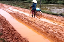 Quảng Bình: Dân khổ sở vì đường liên xã lầy lội, xuống cấp nghiêm trọng!