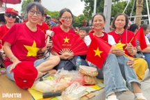 Người dân Hà Nội trải chiếu, mang cơm nắm muối vừng chờ xem tập diễu binh