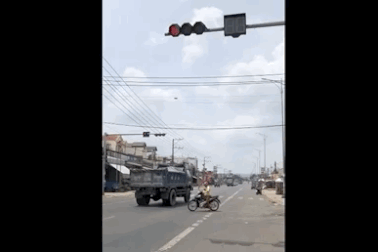 Xe tải lừng lững vượt đèn đỏ trên Quốc lộ 20