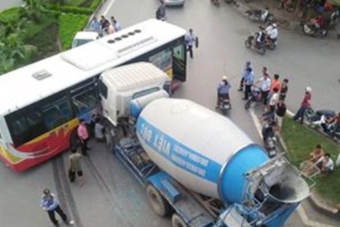 Xe trộn bê tông rúc đầu vào xe buýt, nhiều người thoát chết