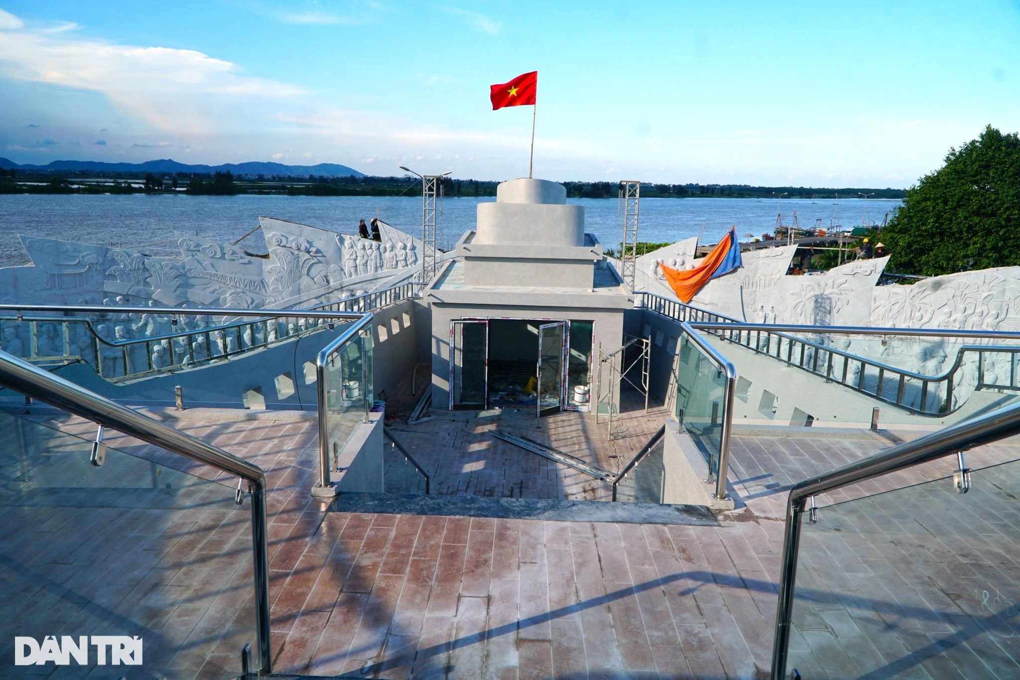 View - Ngắm tượng đài "Con tàu tập kết ra Bắc" sắp hoàn thiện | Báo Dân trí