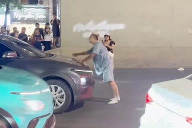 Công an làm việc với thanh niên chặn đầu nhiều ô tô, xe máy trên phố Hà Nội