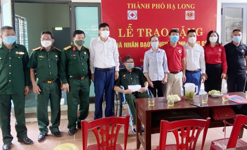 "Nhà nhân đạo" và "Nghĩa tình đồng đội".jpg
