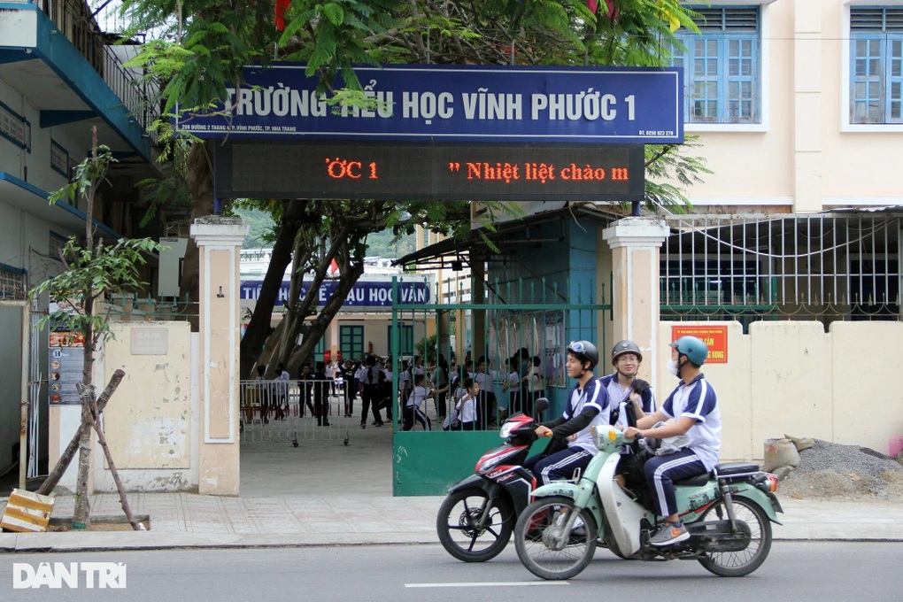 Cô giáo tố bị 2 người đàn ông làm nhục giữa sân trường: Khởi tố vụ án - 1 Cô giáo tố bị 2 người đàn ông làm nhục giữa sân trường: Khởi tố vụ án - 1