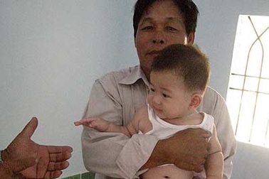 Người đàn ông “khùng” cưu mang nhiều cô gái lỡ làng