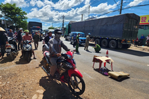 Hai người đi xe máy tự ngã, bị xe tải cán tử vong