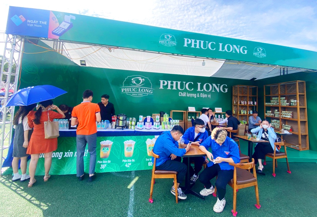 Khách hàng trẻ trải nghiệm thanh toán Phúc Long không tiền mặt - 2 Khách hàng trẻ trải nghiệm thanh toán Phúc Long không tiền mặt - 2