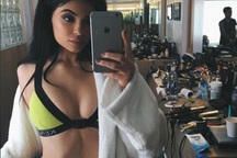 “Noi gương” chị gái, Kylie Jenner lộ clip nóng