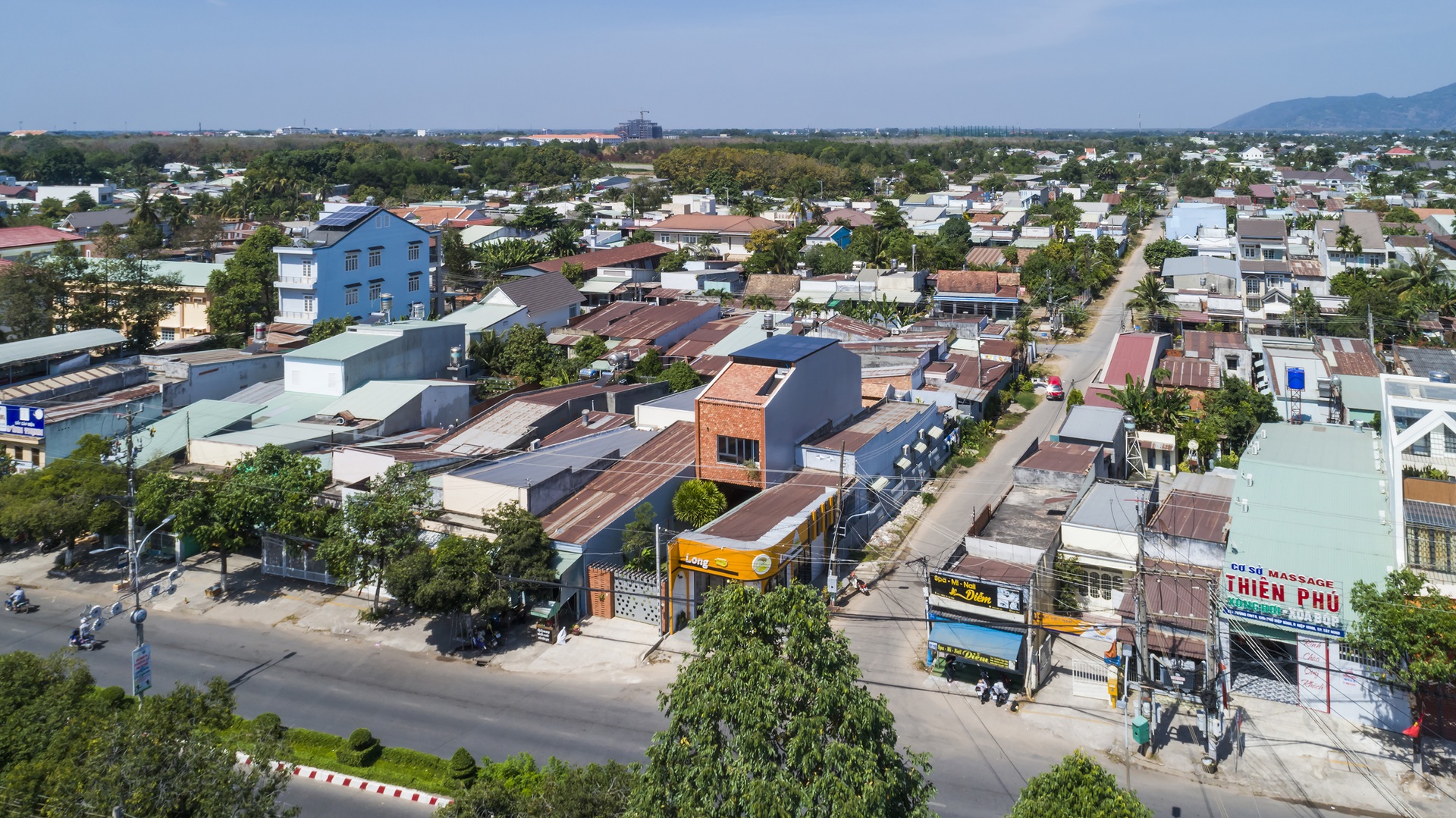 Căn nhà 2 tầng có thiết kế vảy cá độc đáo và thoáng mát tại Tây Ninh - 2 Căn nhà 2 tầng có thiết kế vảy cá độc đáo và thoáng mát tại Tây Ninh - 2