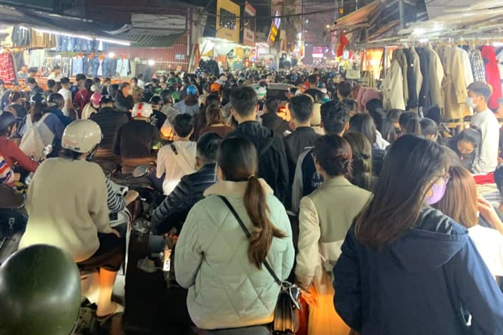 Hình ảnh các chàng trai ngồi vạ vật đợi phái nữ sắm Tết - 5 Hình ảnh các chàng trai ngồi vạ vật đợi phái nữ sắm Tết - 5