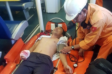 Cứu hộ thuyền trưởng bị dập nát bàn tay trên vùng biển Hoàng Sa