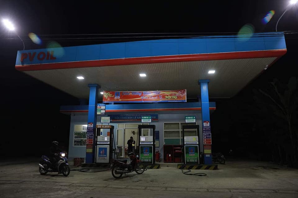 Nhân viên cây xăng “hóa giải” đòn dí dao vào cổ, quật ngã tên cướp - 2 Nhân viên cây xăng “hóa giải” đòn dí dao vào cổ, quật ngã tên cướp - 2