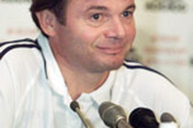 HLV Troussier cải sang đạo Hồi