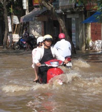 Hà Nội: Đường 32 vẫn còn “sóng thần”