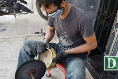Nghề đánh bóng lư đồng ở Nha Trang đắt khách dịp Tết