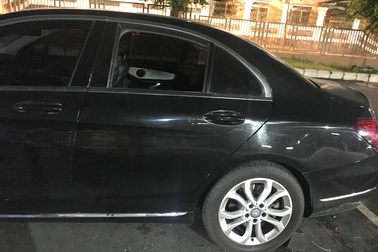 Ô tô Mercedes gửi trong siêu thị bị đập kính lấy sạch tài sản