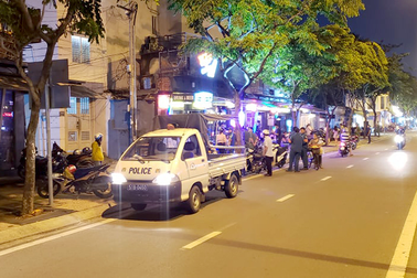 Hàng loạt quán lấn chiếm vỉa hè tuyến đường đẹp nhất TPHCM bị xử phạt