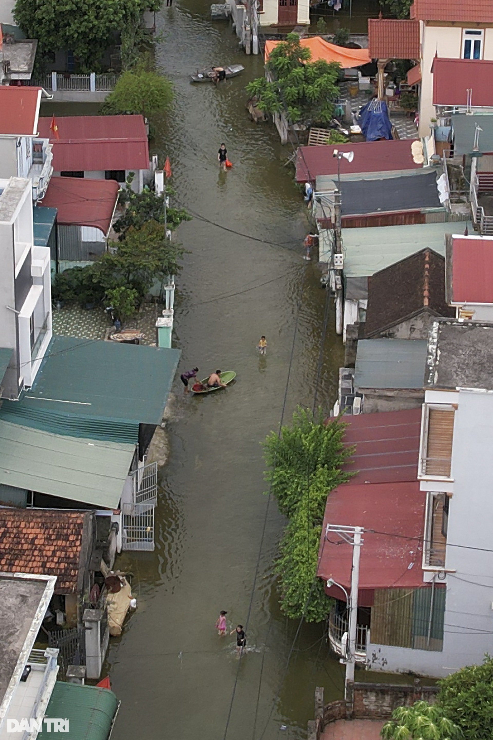 View - Hanoi village isolated by flooding | DTiNews - Dan Tri International, the news gateway of Vietnam