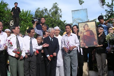 Lãnh đạo Thành phố tiễn biệt NSND Phùng Há 